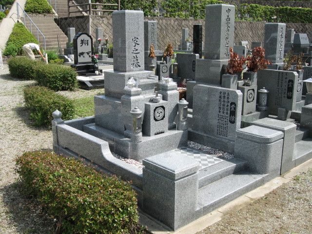 墓所完成写真4 | 川西市公営霊園 神戸型墓石8寸 霊標 門柱型外柵